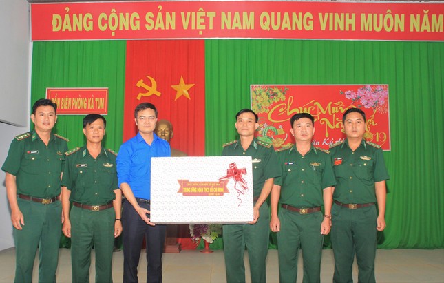 T.Ư Đoàn thăm hỏi, tặng quà Tết gia đình chính sách, thanh niên Tây Ninh ảnh 9