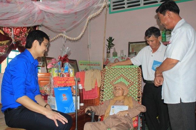 T.Ư Đoàn thăm hỏi, tặng quà Tết gia đình chính sách, thanh niên Tây Ninh ảnh 1