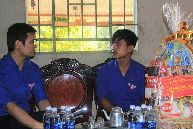 T.Ư Đoàn thăm hỏi, tặng quà Tết gia đình chính sách, thanh niên Tây Ninh ảnh 3