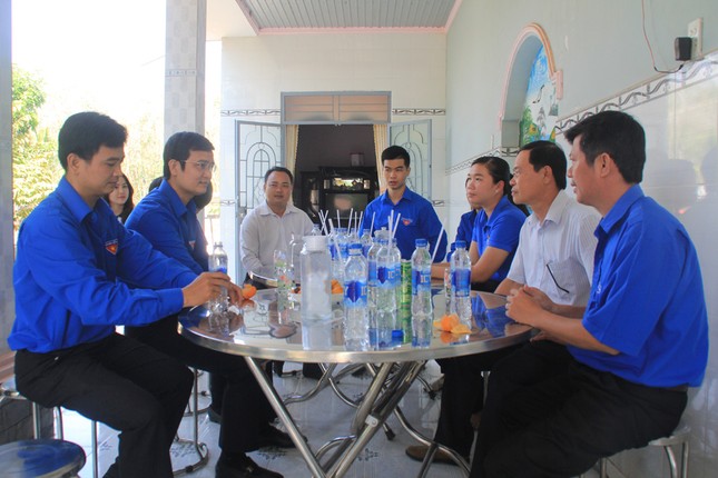 T.Ư Đoàn thăm hỏi, tặng quà Tết gia đình chính sách, thanh niên Tây Ninh ảnh 8