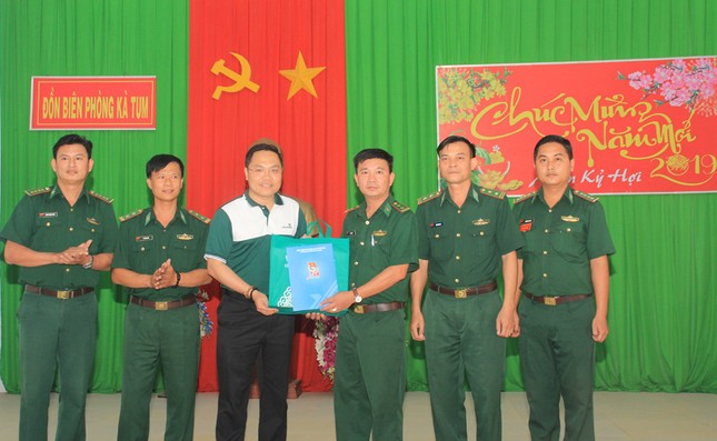 T.Ư Đoàn thăm hỏi, tặng quà Tết gia đình chính sách, thanh niên Tây Ninh ảnh 10