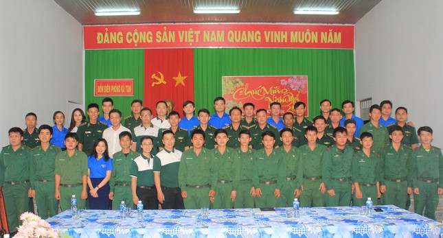 T.Ư Đoàn thăm hỏi, tặng quà Tết gia đình chính sách, thanh niên Tây Ninh ảnh 11