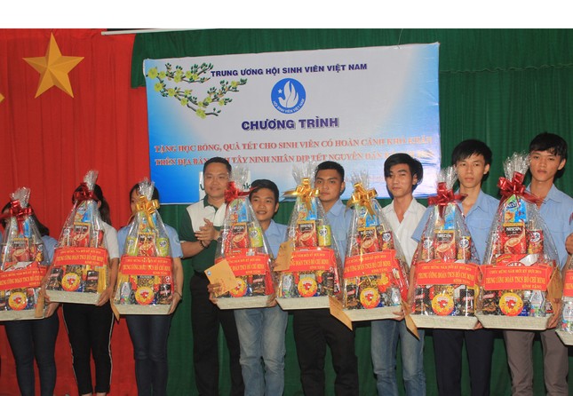 T.Ư Đoàn thăm hỏi, tặng quà Tết gia đình chính sách, thanh niên Tây Ninh ảnh 13