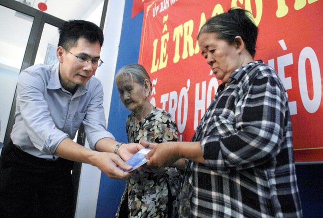 Báo Tiền Phong tặng sổ tiết kiệm cho hai hoàn cảnh khó khăn tại TPHCM ảnh 2