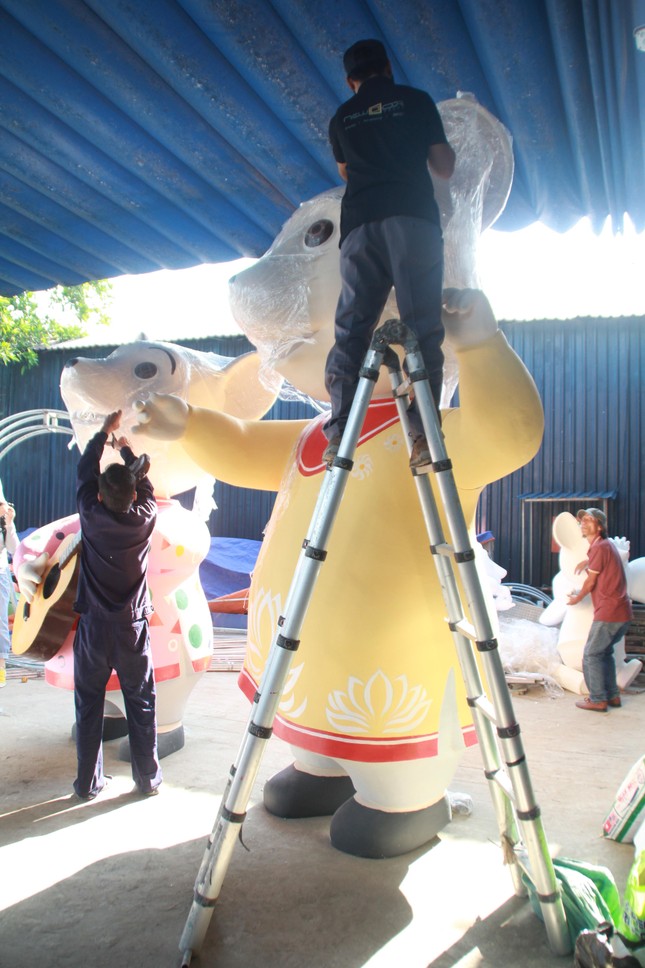 Hé lộ tạo hình nhà chuột tại đường hoa Tết ở phố Nguyễn Huệ ảnh 2