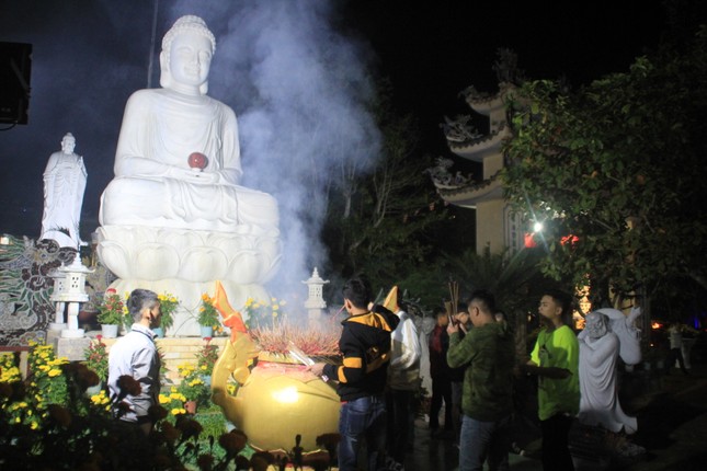 Vừa hết pháo hoa, bạn trẻ rủ nhau về chùa cầu phúc, hái lộc đầu năm mới Canh Tý ảnh 2