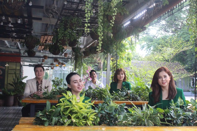 Ca sĩ Phi Hùng và nhiều nghệ sĩ hát tri ân y bác sĩ mùa Covid-19 ảnh 1