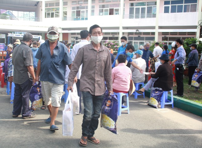 Chuyến xe 'San sẻ yêu thương' mang thực phẩm tới bà con nghèo ảnh 3