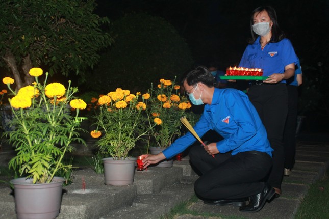 Tuổi trẻ TPHCM thắp nến tri ân Anh hùng liệt sỹ nhân kỷ niệm 45 năm giải phóng miền Nam ảnh 5