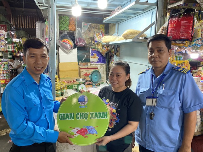 Bạn trẻ TP HCM chung tay giảm rác thải nhựa tại chợ dân sinh, chung cư ảnh 4