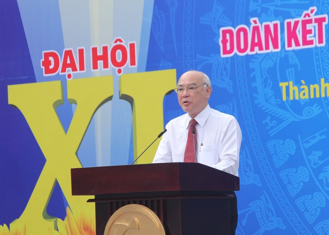 Triển lãm gần 400 hình ảnh, tranh cổ động chào mừng Đại hội Đảng bộ lần thứ XI ảnh 1