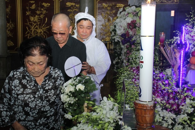 Việt Trinh an ủi, chia sẻ nỗi đau mất cha của Lý Hùng khi tới viếng NSND Lý Huỳnh ảnh 13