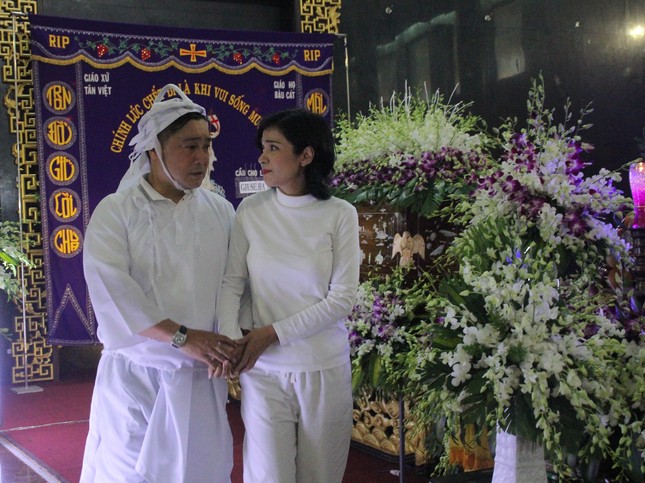 Việt Trinh an ủi, chia sẻ nỗi đau mất cha của Lý Hùng khi tới viếng NSND Lý Huỳnh ảnh 5