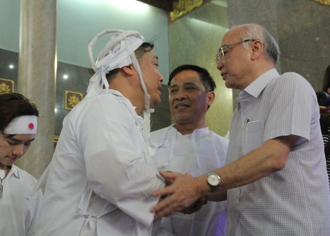 Việt Trinh an ủi, chia sẻ nỗi đau mất cha của Lý Hùng khi tới viếng NSND Lý Huỳnh ảnh 1