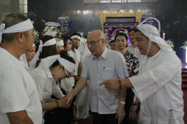 Việt Trinh an ủi, chia sẻ nỗi đau mất cha của Lý Hùng khi tới viếng NSND Lý Huỳnh ảnh 2