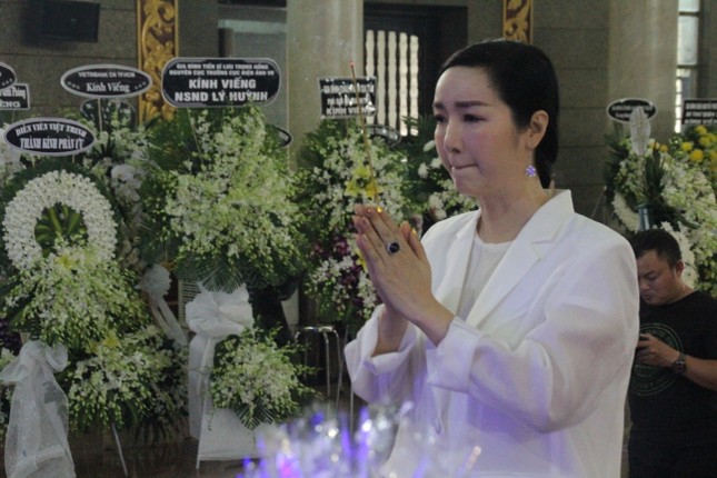 Việt Trinh an ủi, chia sẻ nỗi đau mất cha của Lý Hùng khi tới viếng NSND Lý Huỳnh ảnh 8