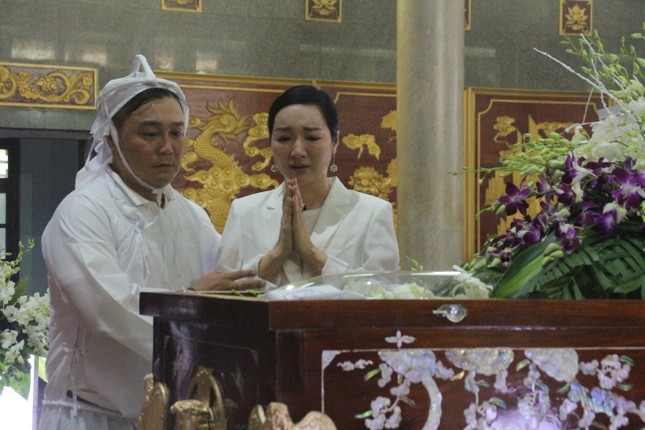 Việt Trinh an ủi, chia sẻ nỗi đau mất cha của Lý Hùng khi tới viếng NSND Lý Huỳnh ảnh 9
