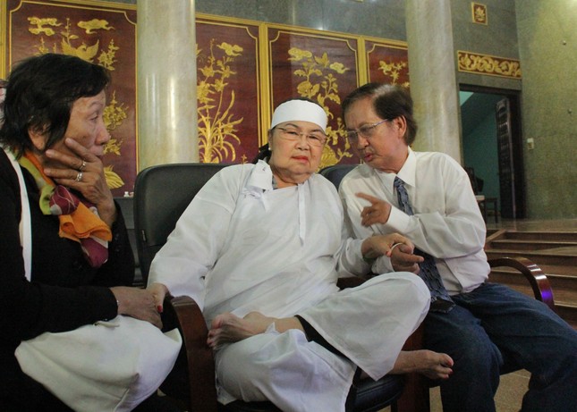 Việt Trinh an ủi, chia sẻ nỗi đau mất cha của Lý Hùng khi tới viếng NSND Lý Huỳnh ảnh 11