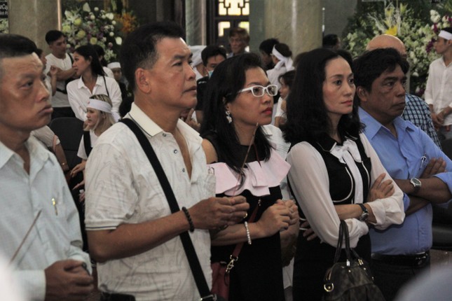 Lý Hùng nghẹn ngào nói lời tri ân trước giờ đưa NSND Lý Huỳnh về nơi an nghỉ cuối cùng ảnh 2