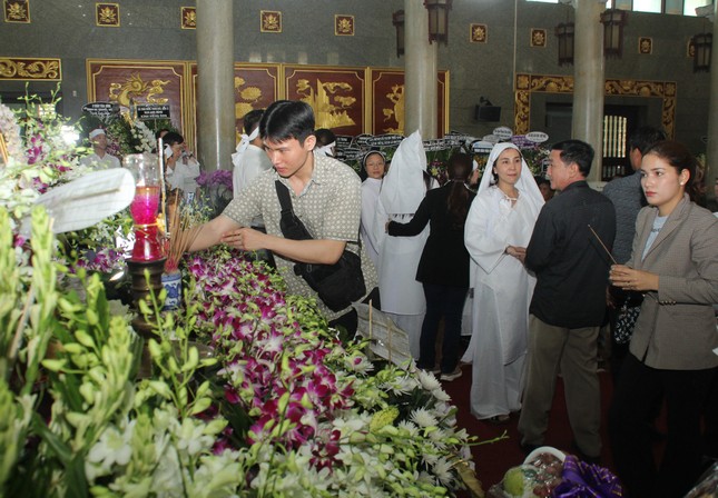 Lý Hùng nghẹn ngào nói lời tri ân trước giờ đưa NSND Lý Huỳnh về nơi an nghỉ cuối cùng ảnh 3