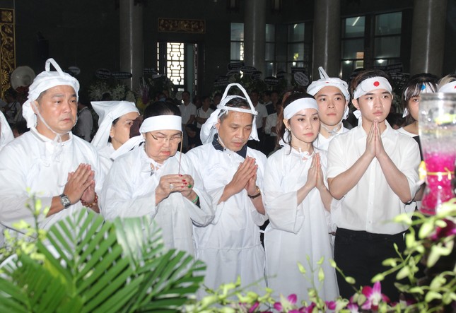 Lý Hùng nghẹn ngào nói lời tri ân trước giờ đưa NSND Lý Huỳnh về nơi an nghỉ cuối cùng ảnh 7