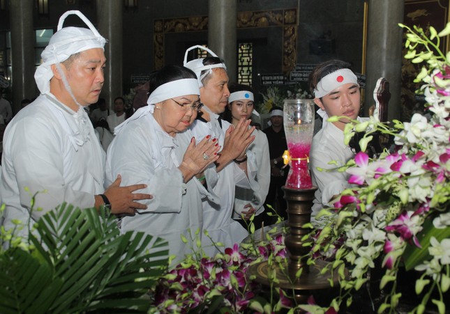 Lý Hùng nghẹn ngào nói lời tri ân trước giờ đưa NSND Lý Huỳnh về nơi an nghỉ cuối cùng ảnh 8