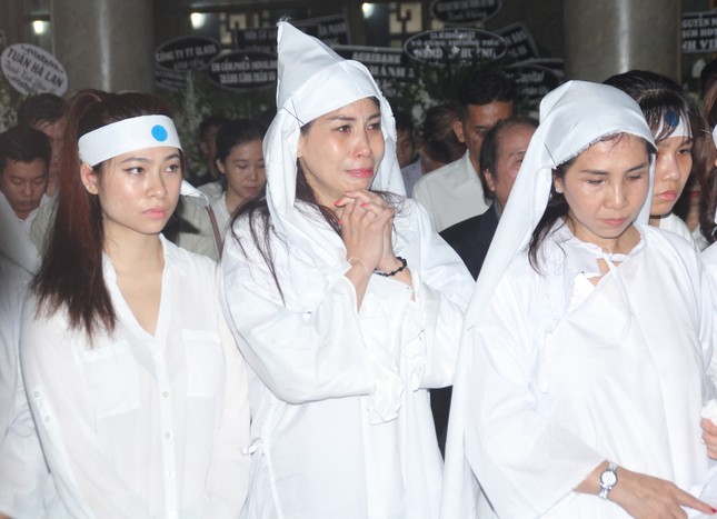 Lý Hùng nghẹn ngào nói lời tri ân trước giờ đưa NSND Lý Huỳnh về nơi an nghỉ cuối cùng ảnh 11