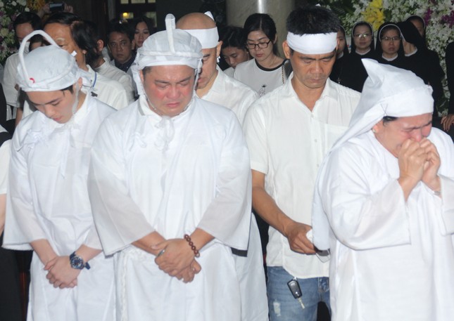 Lý Hùng nghẹn ngào nói lời tri ân trước giờ đưa NSND Lý Huỳnh về nơi an nghỉ cuối cùng ảnh 12