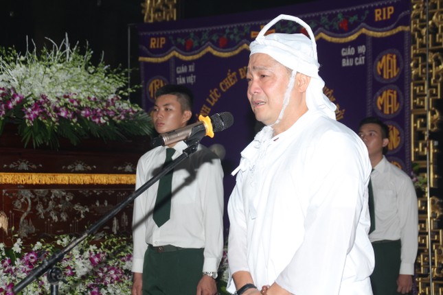 Lý Hùng nghẹn ngào nói lời tri ân trước giờ đưa NSND Lý Huỳnh về nơi an nghỉ cuối cùng ảnh 13