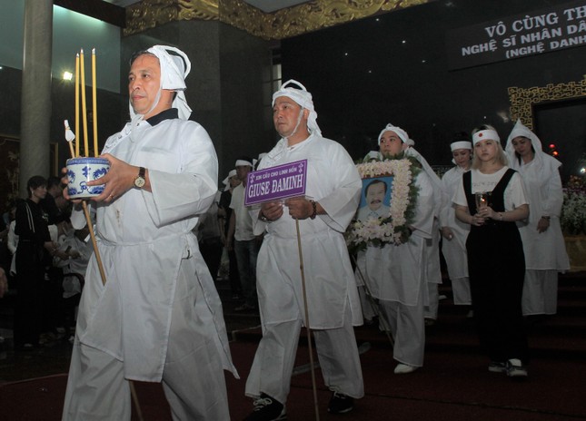 Lý Hùng nghẹn ngào nói lời tri ân trước giờ đưa NSND Lý Huỳnh về nơi an nghỉ cuối cùng ảnh 14