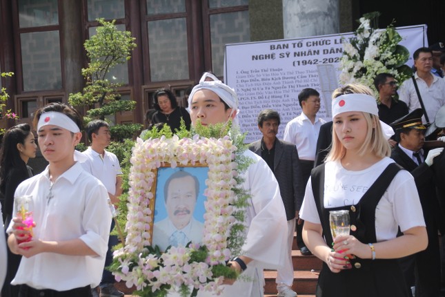 Lý Hùng nghẹn ngào nói lời tri ân trước giờ đưa NSND Lý Huỳnh về nơi an nghỉ cuối cùng ảnh 16