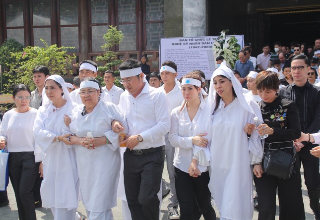 Lý Hùng nghẹn ngào nói lời tri ân trước giờ đưa NSND Lý Huỳnh về nơi an nghỉ cuối cùng ảnh 19