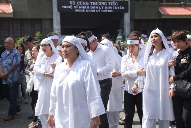 Lý Hùng nghẹn ngào nói lời tri ân trước giờ đưa NSND Lý Huỳnh về nơi an nghỉ cuối cùng ảnh 18