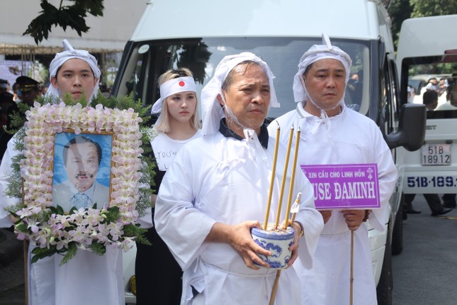 Lý Hùng nghẹn ngào nói lời tri ân trước giờ đưa NSND Lý Huỳnh về nơi an nghỉ cuối cùng ảnh 17