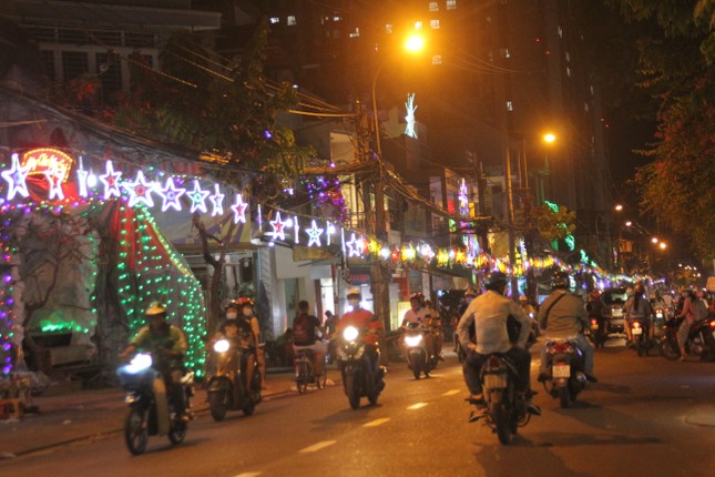 Xóm đạo Sài Gòn trang hoàng lung linh đón Giáng sinh ảnh 2