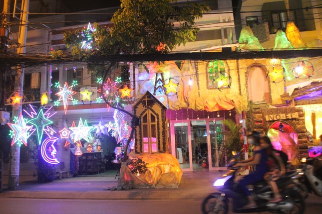Xóm đạo Sài Gòn trang hoàng lung linh đón Giáng sinh ảnh 1