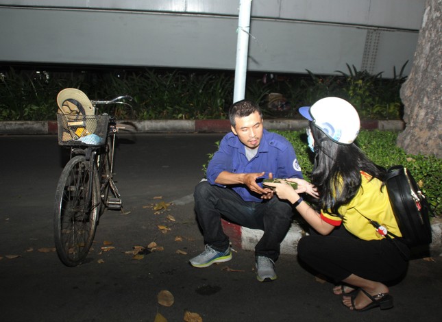 Chiến sĩ 'Xuân tình nguyện' tặng bánh chưng cho người nghèo dịp Tết đến xuân về ảnh 6