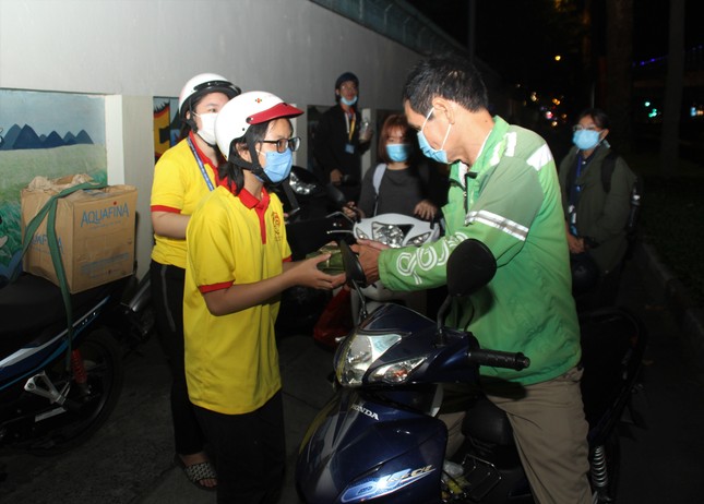 Chiến sĩ 'Xuân tình nguyện' tặng bánh chưng cho người nghèo dịp Tết đến xuân về ảnh 7