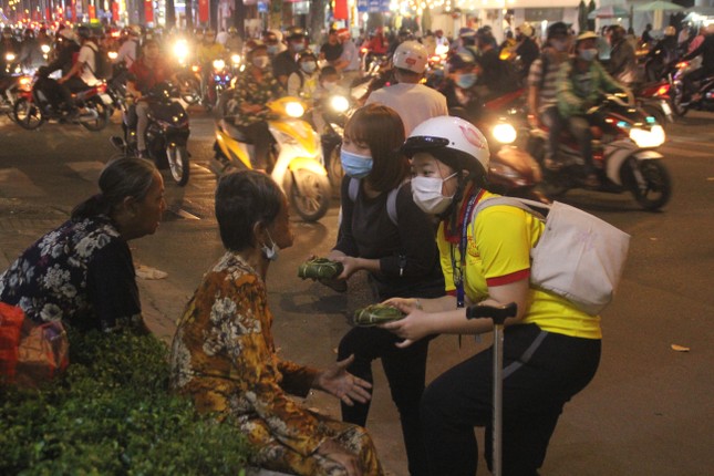 Chiến sĩ 'Xuân tình nguyện' tặng bánh chưng cho người nghèo dịp Tết đến xuân về ảnh 3