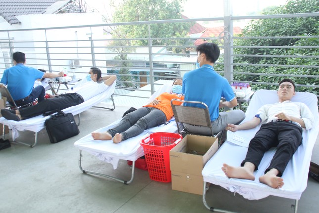 Rộn ràng ngày hội hiến máu Chủ nhật Đỏ trên đất Thủ ảnh 12