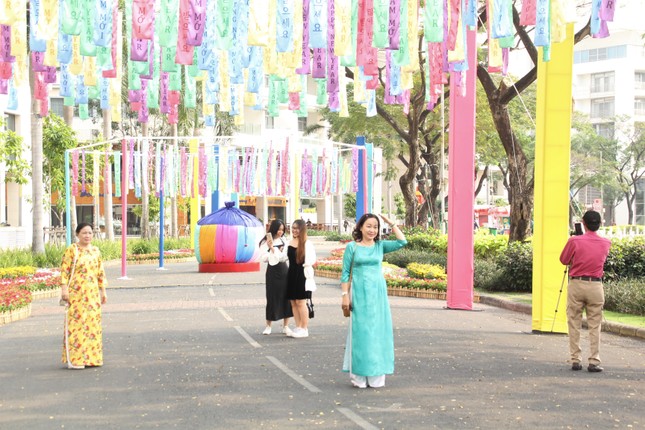 Hội hoa xuân Phú Mỹ Hưng mang cảnh trí các nước lân cận để chia sẻ với du khách không về nước dịp Tết ảnh 18