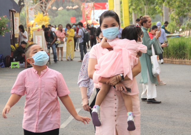 Hội hoa xuân Phú Mỹ Hưng mang cảnh trí các nước lân cận để chia sẻ với du khách không về nước dịp Tết ảnh 5