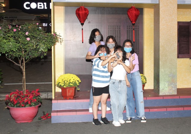Hội hoa xuân Phú Mỹ Hưng mang cảnh trí các nước lân cận để chia sẻ với du khách không về nước dịp Tết ảnh 3