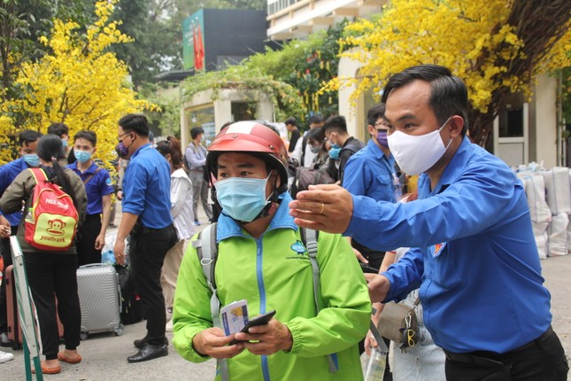 Thanh niên công nhân, người lao động về quê trên những 'Chuyến xe sum vầy' ảnh 5