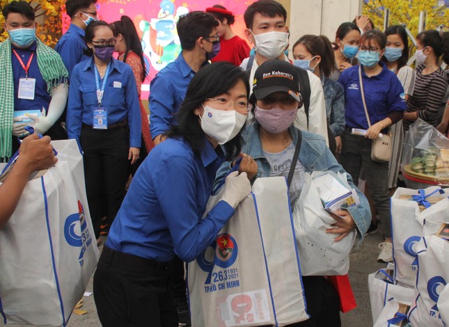 Thanh niên công nhân, người lao động về quê trên những 'Chuyến xe sum vầy' ảnh 3
