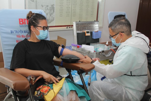 Bạn trẻ sẻ chia giọt máu tình nguyện trong mùa dịch ảnh 15