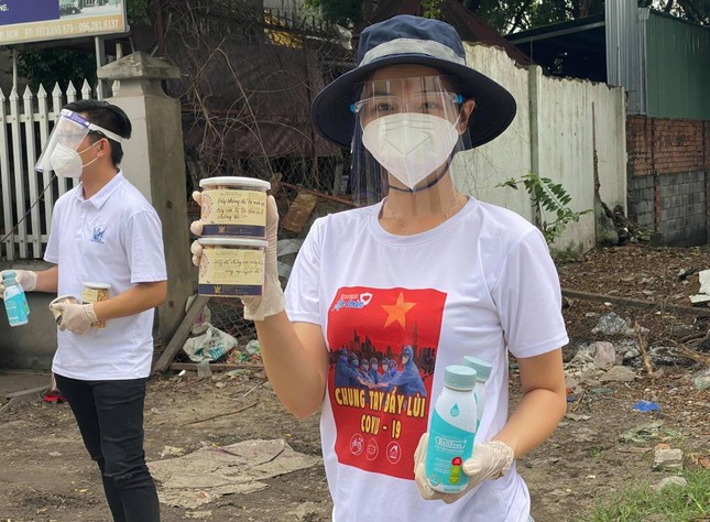 Nữ MC, người mẫu 9x tình nguyện hỗ trợ lấy mẫu tại vùng tâm dịch quận Gò Vấp ảnh 3