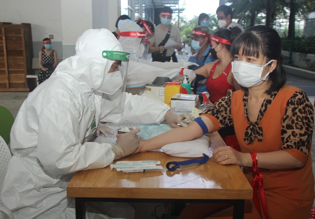 Bạn trẻ, người nước ngoài ở TPHCM chia sẻ giọt máu hồng trong chương trình Chủ nhật Đỏ ảnh 4