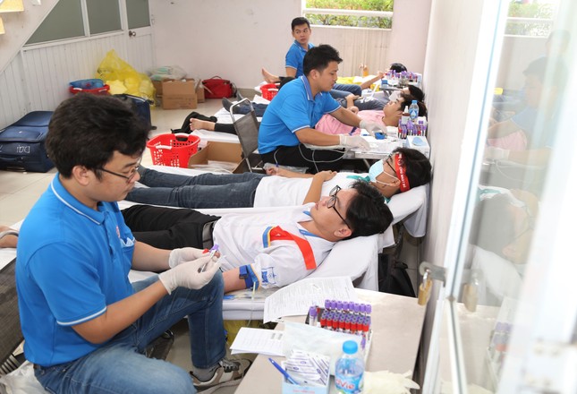 Sinh viên Trường ĐH Giao thông vận tải hiến máu Chủ nhật Đỏ dịp cuối năm ảnh 10