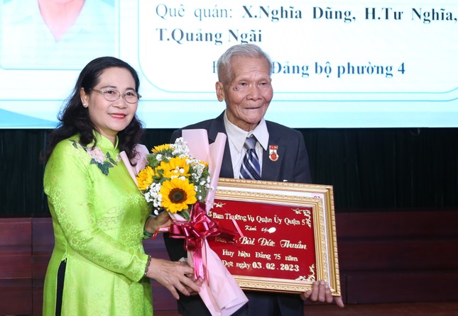 TPHCM trao huy hiệu cho gần 100 đảng viên dịp kỷ niệm ngày thành lập Đảng ảnh 3